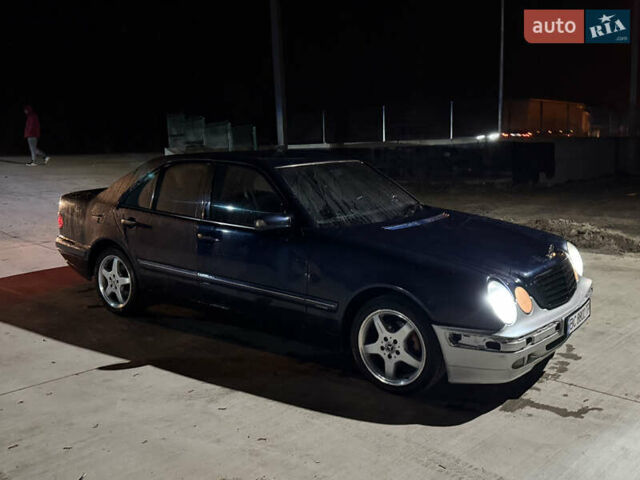 Синий Мерседес Е-Класс, объемом двигателя 2.1 л и пробегом 500 тыс. км за 2199 $, фото 5 на Automoto.ua