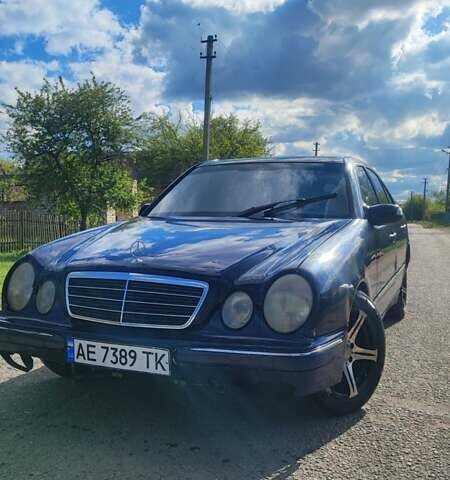 Синий Мерседес Е-Класс, объемом двигателя 2.8 л и пробегом 280 тыс. км за 2500 $, фото 5 на Automoto.ua