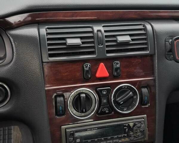 Синий Мерседес Е-Класс, объемом двигателя 2 л и пробегом 360 тыс. км за 3400 $, фото 5 на Automoto.ua