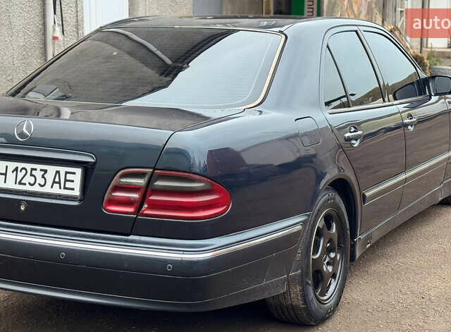 Синий Мерседес Е-Класс, объемом двигателя 2.15 л и пробегом 400 тыс. км за 3700 $, фото 2 на Automoto.ua