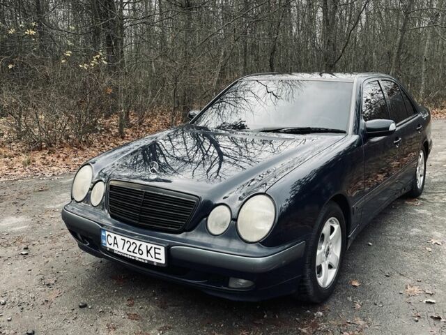 Синий Мерседес Е-Класс, объемом двигателя 2.4 л и пробегом 370 тыс. км за 3700 $, фото 1 на Automoto.ua