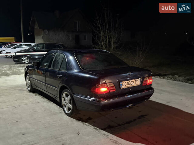 Синий Мерседес Е-Класс, объемом двигателя 2.1 л и пробегом 500 тыс. км за 2199 $, фото 2 на Automoto.ua