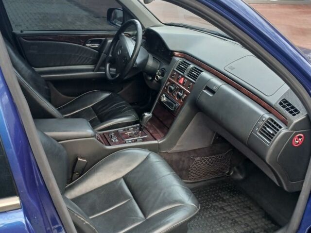 Синий Мерседес Е-Класс, объемом двигателя 2 л и пробегом 300 тыс. км за 3800 $, фото 6 на Automoto.ua