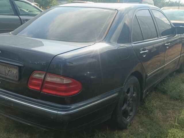 Мерседес Е-Клас 2001 у Кременчуге на Automoto.ua Синій Мерседес Е-Клас, об'ємом двигуна 3.2 л та пробігом 300 тис. км за 500 $, фото 3 на Automoto.ua