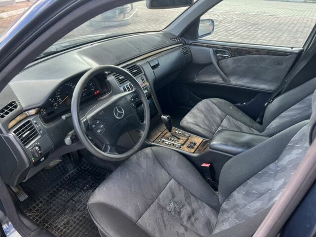 Мерседес Е-Класс 2001 в Жовкве на Automoto.ua Синий Мерседес Е-Класс, объемом двигателя 2.7 л и пробегом 299 тыс. км за 3649 $, фото 6 на Automoto.ua