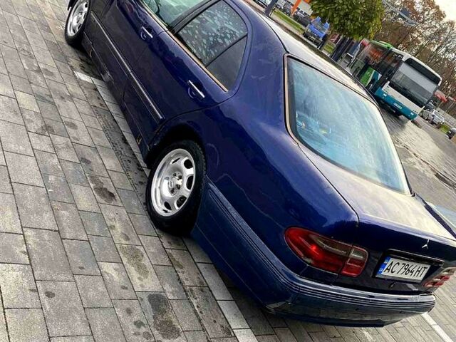 Синий Мерседес Е-Класс, объемом двигателя 2.2 л и пробегом 333 тыс. км за 2600 $, фото 4 на Automoto.ua