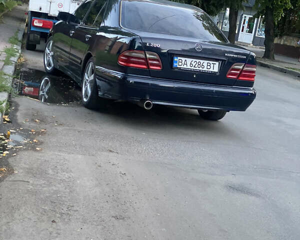 Синій Мерседес Е-Клас, об'ємом двигуна 2 л та пробігом 300 тис. км за 3700 $, фото 1 на Automoto.ua