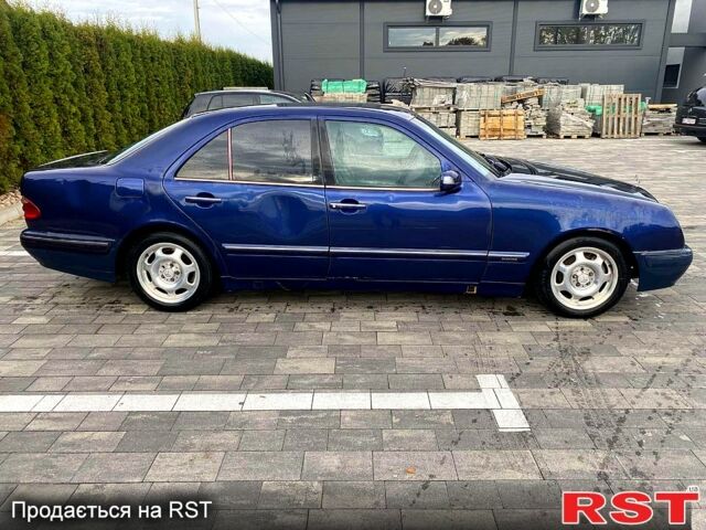 Синий Мерседес Е-Класс, объемом двигателя 2.2 л и пробегом 333 тыс. км за 2600 $, фото 2 на Automoto.ua