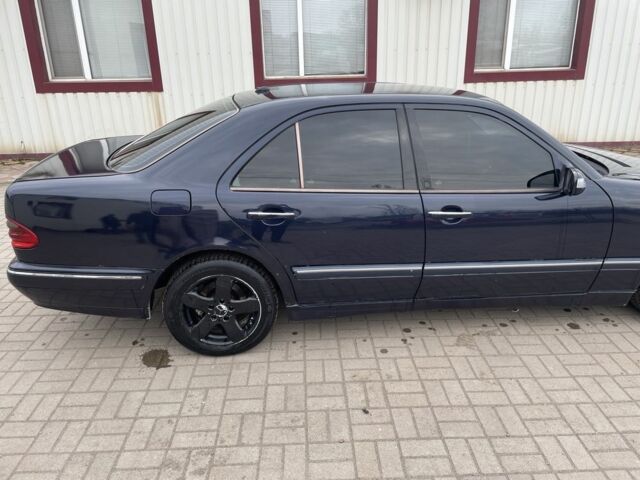 Синий Мерседес Е-Класс, объемом двигателя 2.1 л и пробегом 615 тыс. км за 4000 $, фото 5 на Automoto.ua