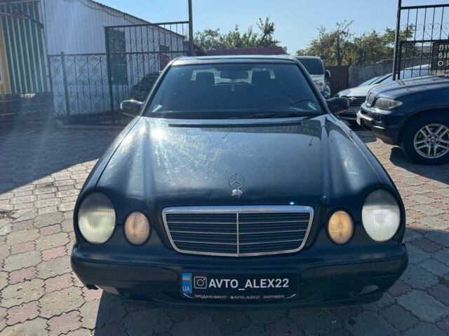 Синий Мерседес Е-Класс, объемом двигателя 2.2 л и пробегом 300 тыс. км за 2699 $, фото 1 на Automoto.ua