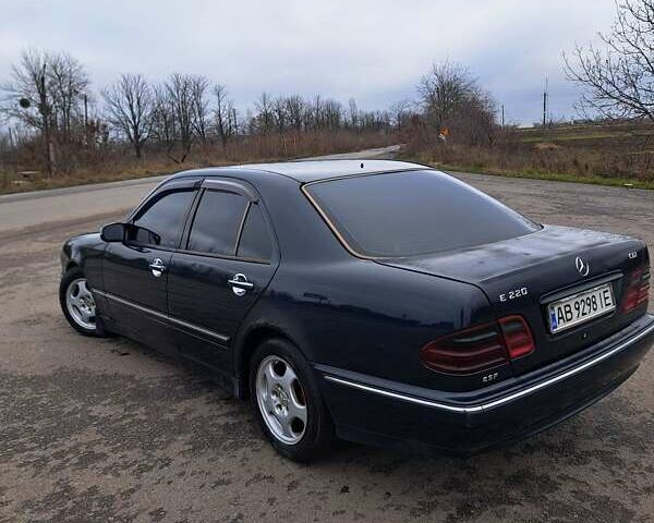 Синий Мерседес Е-Класс, объемом двигателя 2.2 л и пробегом 400 тыс. км за 2850 $, фото 6 на Automoto.ua