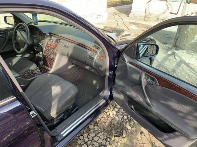 Синий Мерседес Е-Класс, объемом двигателя 2.1 л и пробегом 376 тыс. км за 4100 $, фото 8 на Automoto.ua