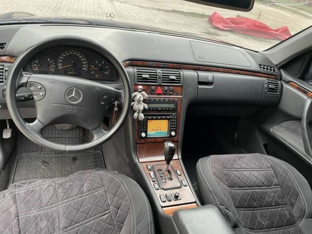 Синий Мерседес Е-Класс, объемом двигателя 2.1 л и пробегом 615 тыс. км за 4000 $, фото 9 на Automoto.ua