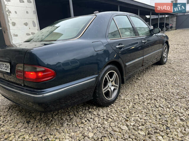 Синий Мерседес Е-Класс, объемом двигателя 3.23 л и пробегом 500 тыс. км за 2850 $, фото 3 на Automoto.ua