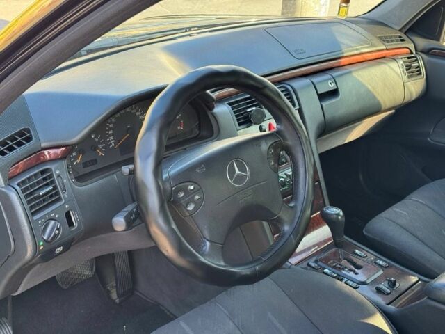 Синий Мерседес Е-Класс, объемом двигателя 2.2 л и пробегом 300 тыс. км за 2699 $, фото 9 на Automoto.ua