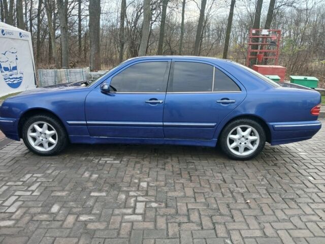 Синий Мерседес Е-Класс, объемом двигателя 2 л и пробегом 300 тыс. км за 3800 $, фото 4 на Automoto.ua