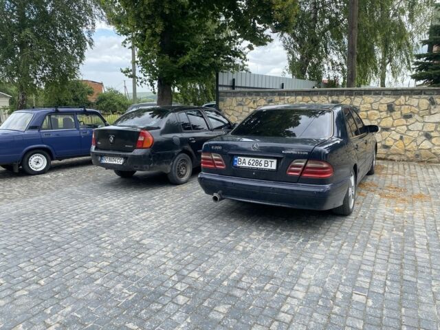 Синий Мерседес Е-Класс, объемом двигателя 2 л и пробегом 300 тыс. км за 3300 $, фото 5 на Automoto.ua