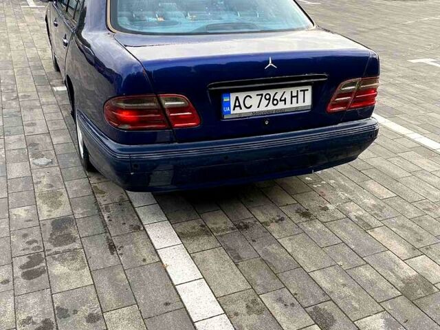 Синий Мерседес Е-Класс, объемом двигателя 2.2 л и пробегом 333 тыс. км за 2600 $, фото 3 на Automoto.ua