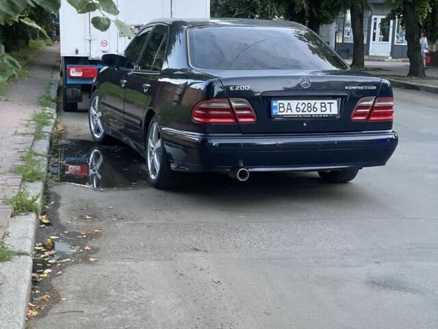 Синий Мерседес Е-Класс, объемом двигателя 2 л и пробегом 300 тыс. км за 3300 $, фото 1 на Automoto.ua