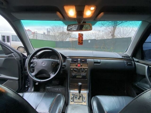 Синий Мерседес Е-Класс, объемом двигателя 2.2 л и пробегом 350 тыс. км за 3550 $, фото 12 на Automoto.ua