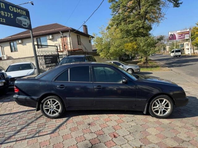 Синий Мерседес Е-Класс, объемом двигателя 2.2 л и пробегом 300 тыс. км за 2699 $, фото 3 на Automoto.ua