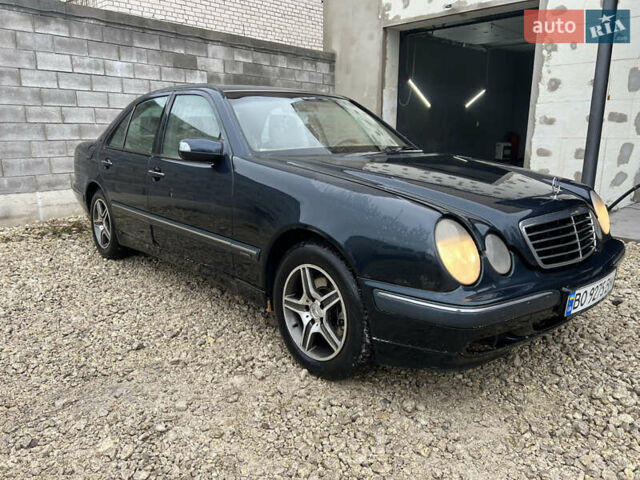 Синий Мерседес Е-Класс, объемом двигателя 3.23 л и пробегом 500 тыс. км за 2850 $, фото 2 на Automoto.ua