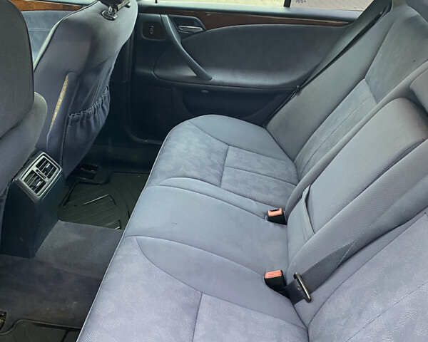 Синий Мерседес Е-Класс, объемом двигателя 3.22 л и пробегом 560 тыс. км за 3699 $, фото 13 на Automoto.ua