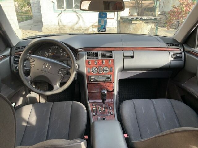 Синий Мерседес Е-Класс, объемом двигателя 2.1 л и пробегом 376 тыс. км за 4100 $, фото 6 на Automoto.ua