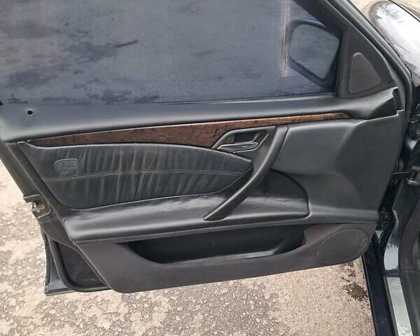 Синий Мерседес Е-Класс, объемом двигателя 2.2 л и пробегом 400 тыс. км за 2850 $, фото 8 на Automoto.ua