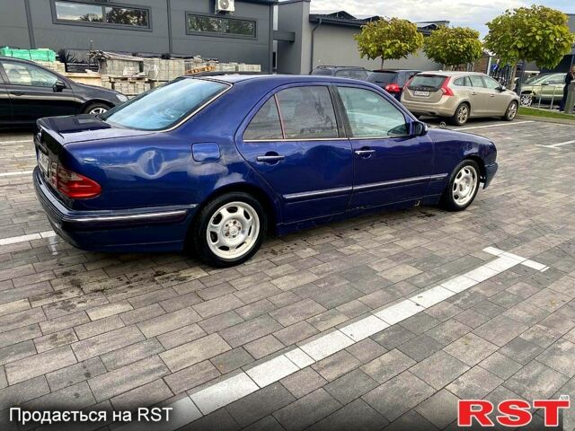 Синий Мерседес Е-Класс, объемом двигателя 2.2 л и пробегом 333 тыс. км за 2600 $, фото 5 на Automoto.ua