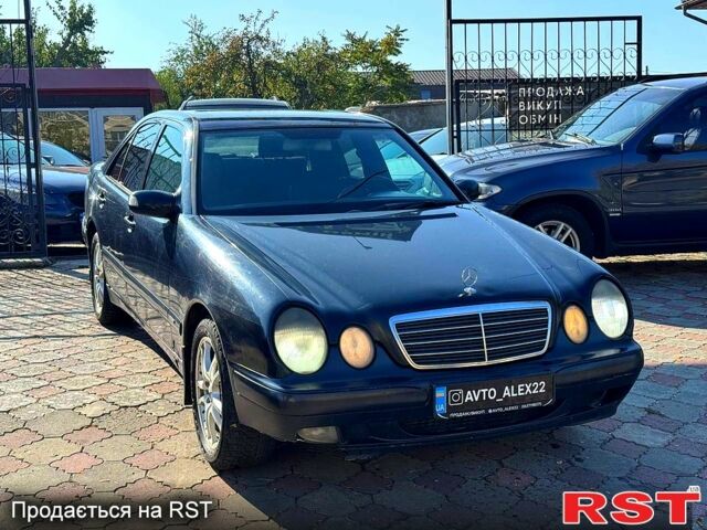 Синій Мерседес Е-Клас, об'ємом двигуна 2.2 л та пробігом 300 тис. км за 2699 $, фото 2 на Automoto.ua