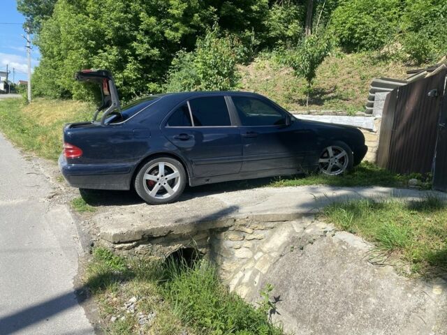 Синий Мерседес Е-Класс, объемом двигателя 2 л и пробегом 300 тыс. км за 3300 $, фото 2 на Automoto.ua