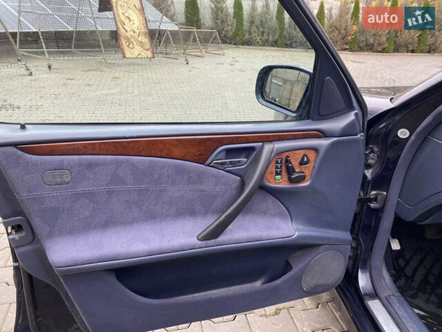 Синий Мерседес Е-Класс, объемом двигателя 3.22 л и пробегом 560 тыс. км за 3699 $, фото 12 на Automoto.ua