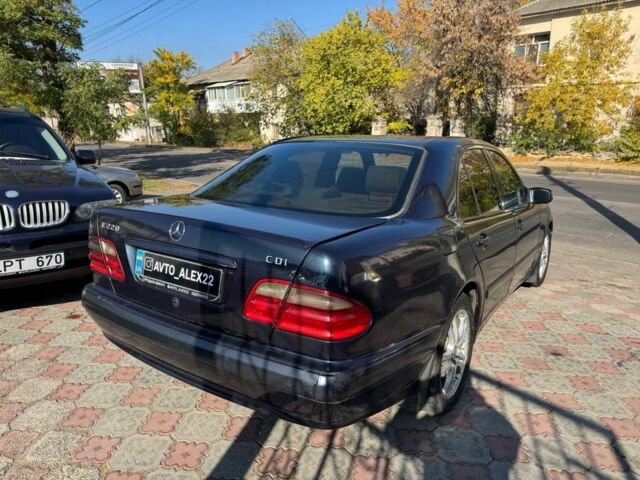 Синий Мерседес Е-Класс, объемом двигателя 2.2 л и пробегом 300 тыс. км за 2699 $, фото 4 на Automoto.ua