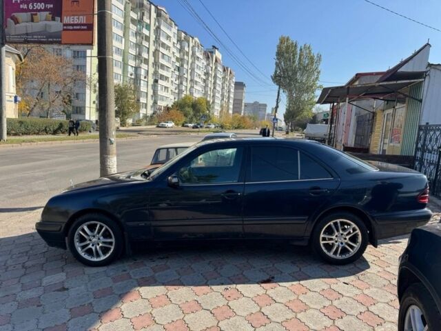 Синий Мерседес Е-Класс, объемом двигателя 2.2 л и пробегом 300 тыс. км за 2699 $, фото 7 на Automoto.ua