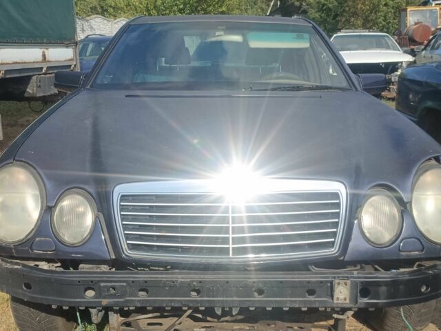 Мерседес Е-Клас 2001 у Кременчуге на Automoto.ua Синій Мерседес Е-Клас, об'ємом двигуна 3.2 л та пробігом 300 тис. км за 500 $, фото 1 на Automoto.ua