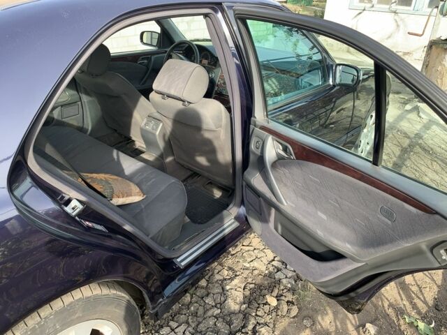 Синий Мерседес Е-Класс, объемом двигателя 2.1 л и пробегом 376 тыс. км за 4100 $, фото 7 на Automoto.ua