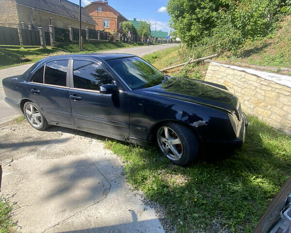 Синій Мерседес Е-Клас, об'ємом двигуна 2 л та пробігом 300 тис. км за 3700 $, фото 2 на Automoto.ua