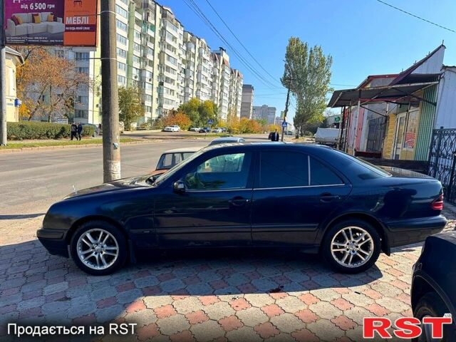 Синій Мерседес Е-Клас, об'ємом двигуна 2.2 л та пробігом 300 тис. км за 2699 $, фото 7 на Automoto.ua