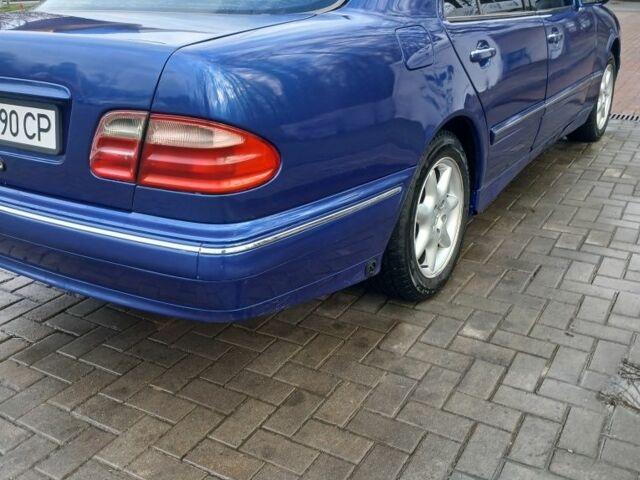 Синий Мерседес Е-Класс, объемом двигателя 2 л и пробегом 300 тыс. км за 3800 $, фото 2 на Automoto.ua