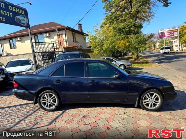 Синій Мерседес Е-Клас, об'ємом двигуна 2.2 л та пробігом 300 тис. км за 2699 $, фото 3 на Automoto.ua