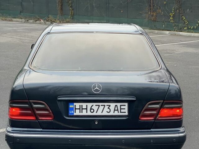 Синий Мерседес Е-Класс, объемом двигателя 2.2 л и пробегом 350 тыс. км за 3550 $, фото 3 на Automoto.ua