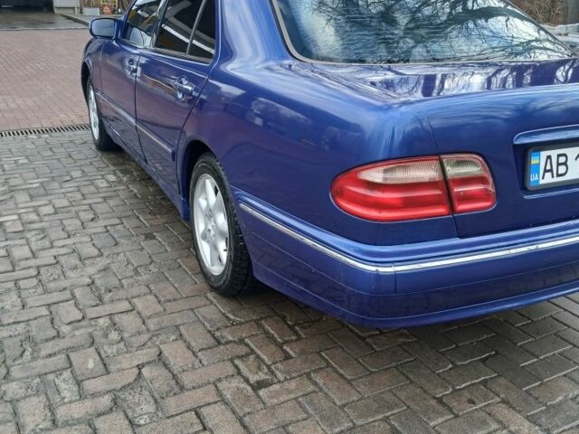 Синий Мерседес Е-Класс, объемом двигателя 2 л и пробегом 300 тыс. км за 3800 $, фото 3 на Automoto.ua