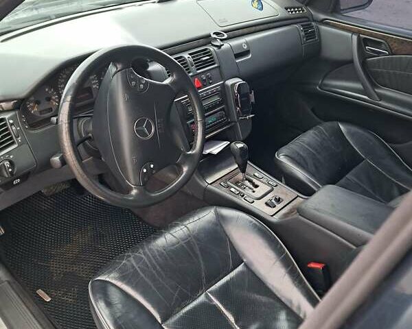 Синий Мерседес Е-Класс, объемом двигателя 2.2 л и пробегом 400 тыс. км за 2850 $, фото 7 на Automoto.ua