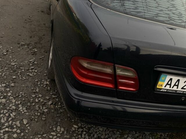 Синій Мерседес Е-Клас, об'ємом двигуна 2 л та пробігом 400 тис. км за 2850 $, фото 4 на Automoto.ua