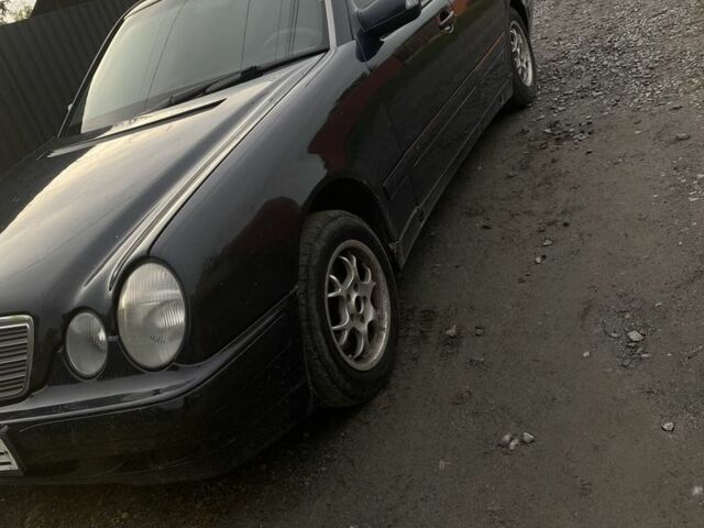 Синій Мерседес Е-Клас, об'ємом двигуна 2 л та пробігом 400 тис. км за 2850 $, фото 1 на Automoto.ua