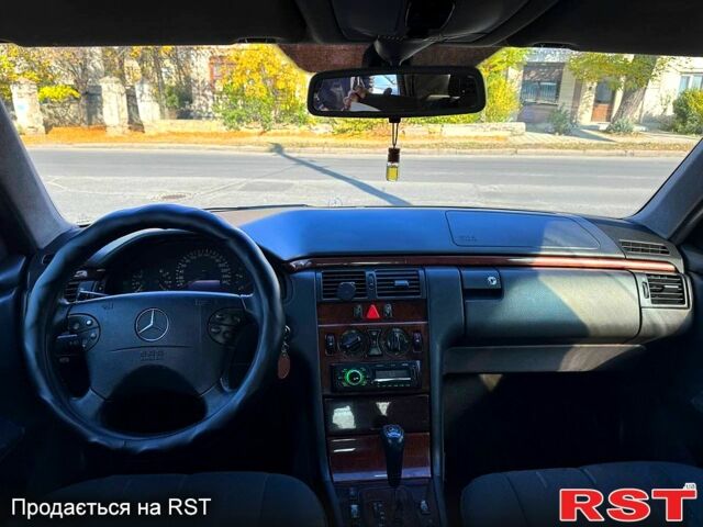 Синій Мерседес Е-Клас, об'ємом двигуна 2.2 л та пробігом 300 тис. км за 2699 $, фото 8 на Automoto.ua