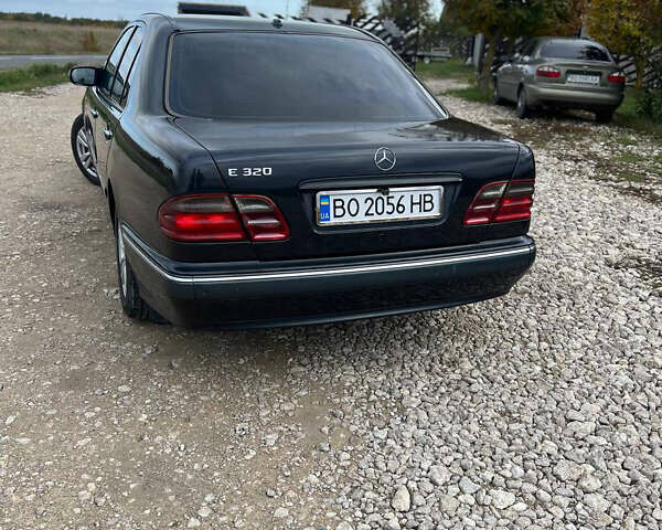 Синий Мерседес Е-Класс, объемом двигателя 3.2 л и пробегом 380 тыс. км за 5300 $, фото 4 на Automoto.ua