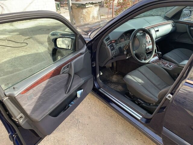 Синий Мерседес Е-Класс, объемом двигателя 2.1 л и пробегом 376 тыс. км за 4100 $, фото 5 на Automoto.ua