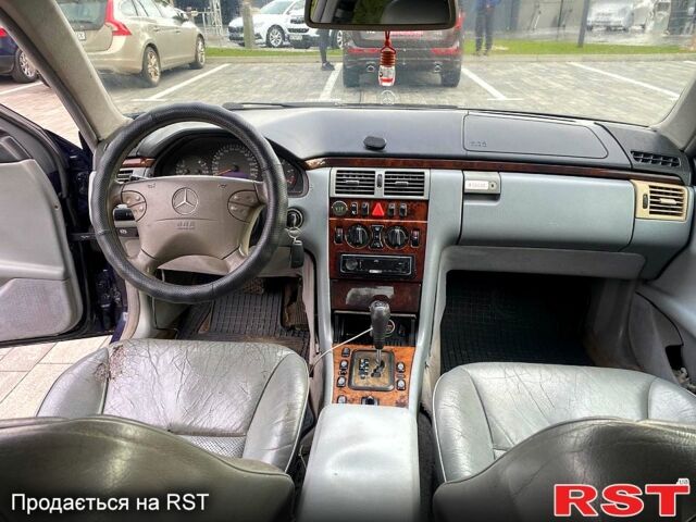 Синий Мерседес Е-Класс, объемом двигателя 2.2 л и пробегом 333 тыс. км за 2600 $, фото 7 на Automoto.ua